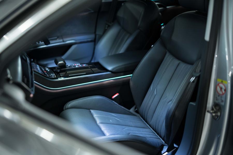 Интерьер Audi A8 55 TFSI Quattro (D5) 2018 года  (JP) (фото 9 из 21)